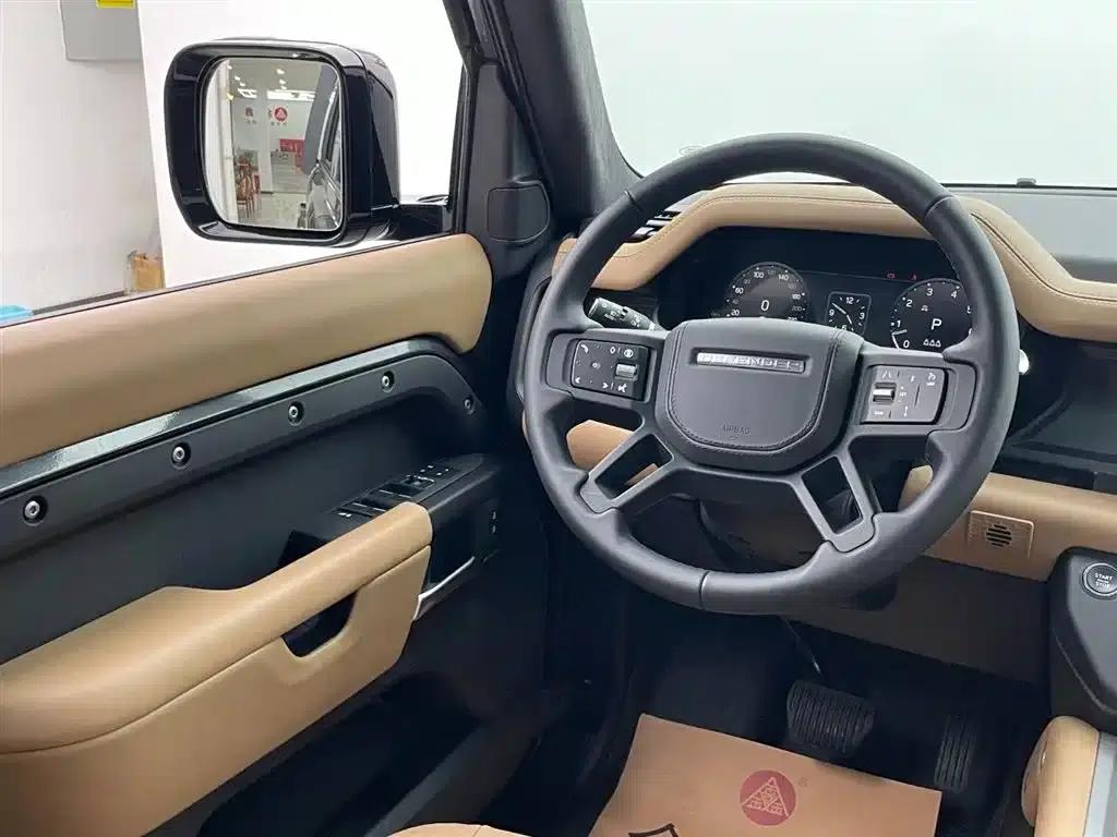 2025 Land Rover Defender 110 3.0T P400 Dark Edition — миниатюра 30