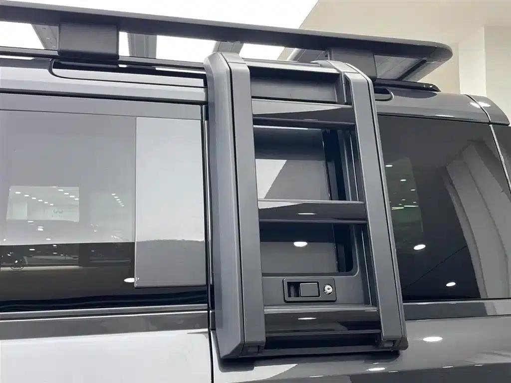 2025 Land Rover Defender 110 3.0T P400 Dark Edition — миниатюра 37