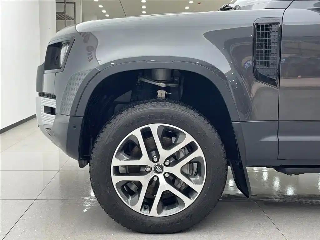 2025 Land Rover Defender 110 3.0T P400 Dark Edition — миниатюра 7