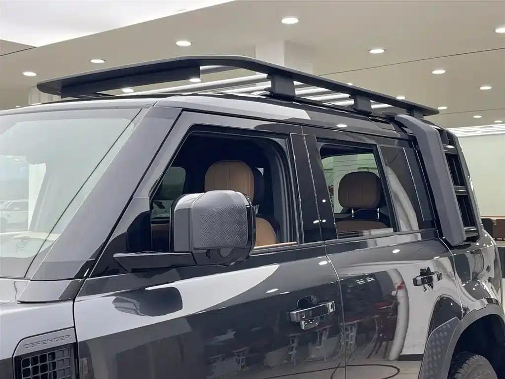2025 Land Rover Defender 110 3.0T P400 Dark Edition — миниатюра 8