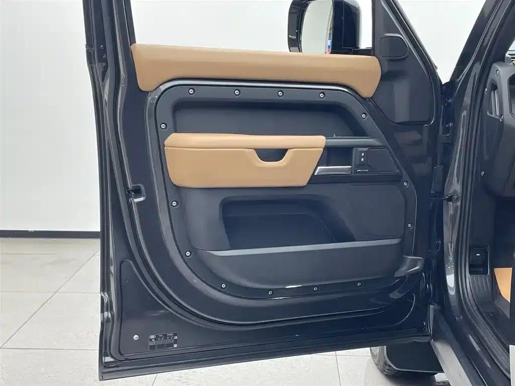 2025 Land Rover Defender 110 3.0T P400 Dark Edition — миниатюра 9