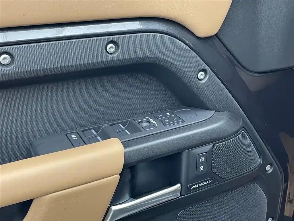 2025 Land Rover Defender 110 3.0T P400 Dark Edition — миниатюра 10