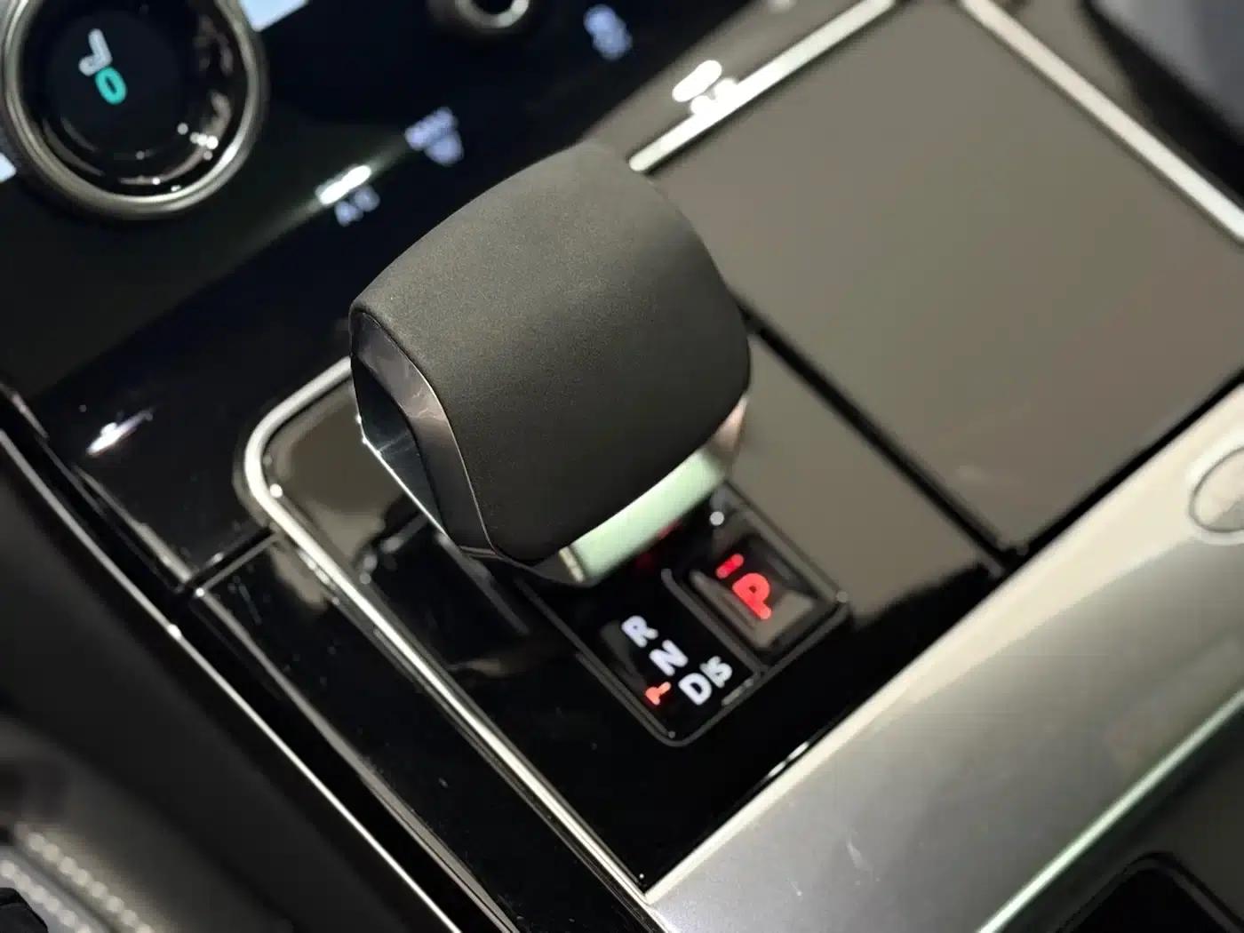 Range Rover Velar 2022 250PS Gold Edition — миниатюра 10