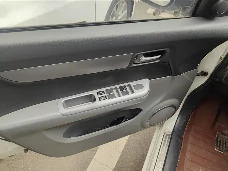 2014 Swift 1.3L Manual Standard Edition — миниатюра 7