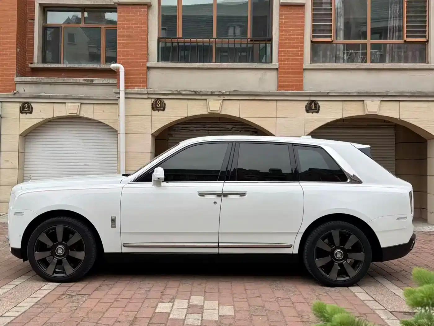 2018 Cullinan, four-seater version — миниатюра 3