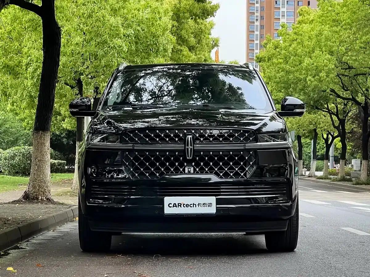 2025 Navigator 3.5T Extended Presidential Edition — миниатюра 2