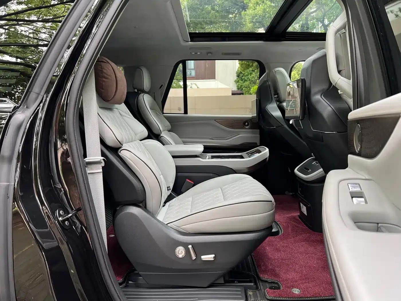 2025 Navigator 3.5T Extended Presidential Edition — миниатюра 11