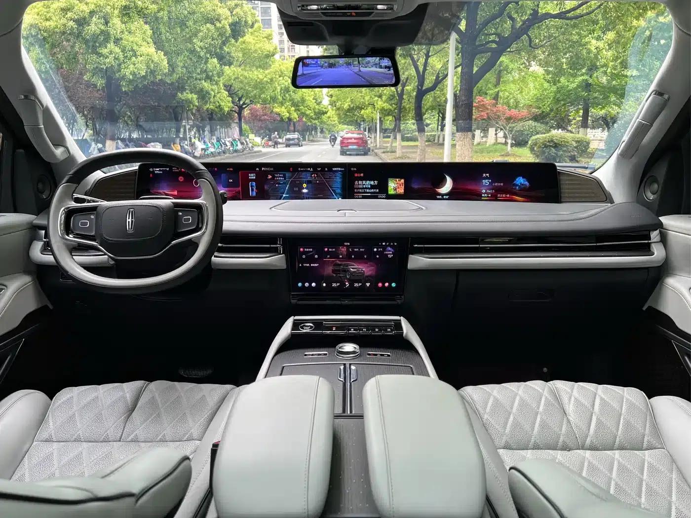 2025 Navigator 3.5T Extended Presidential Edition — миниатюра 12