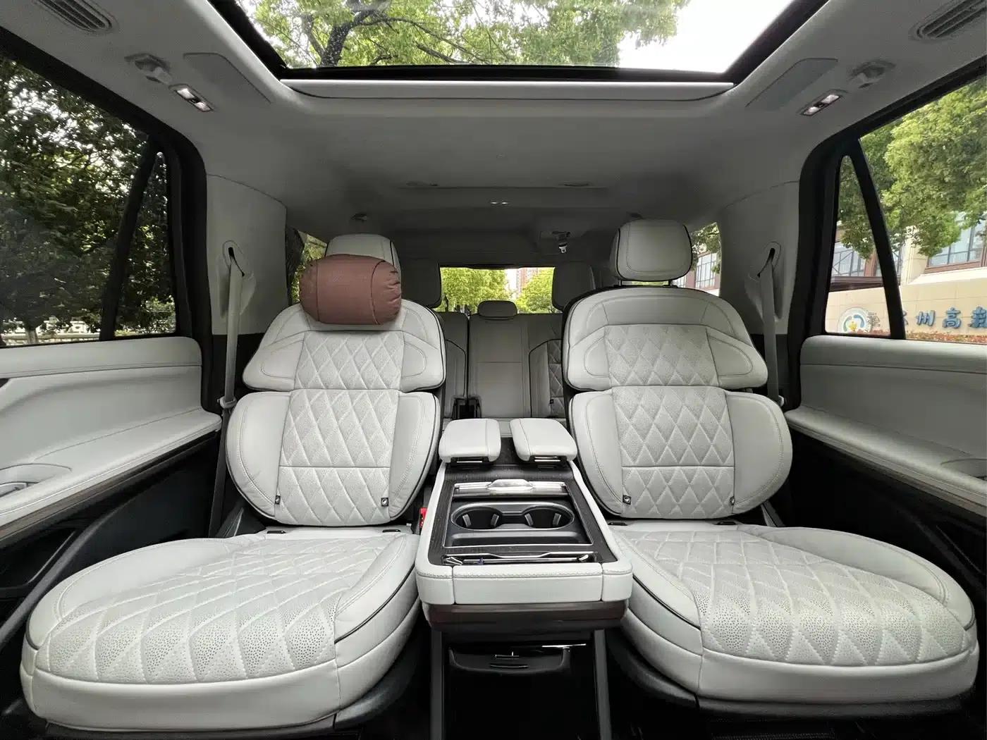 2025 Navigator 3.5T Extended Presidential Edition — миниатюра 13