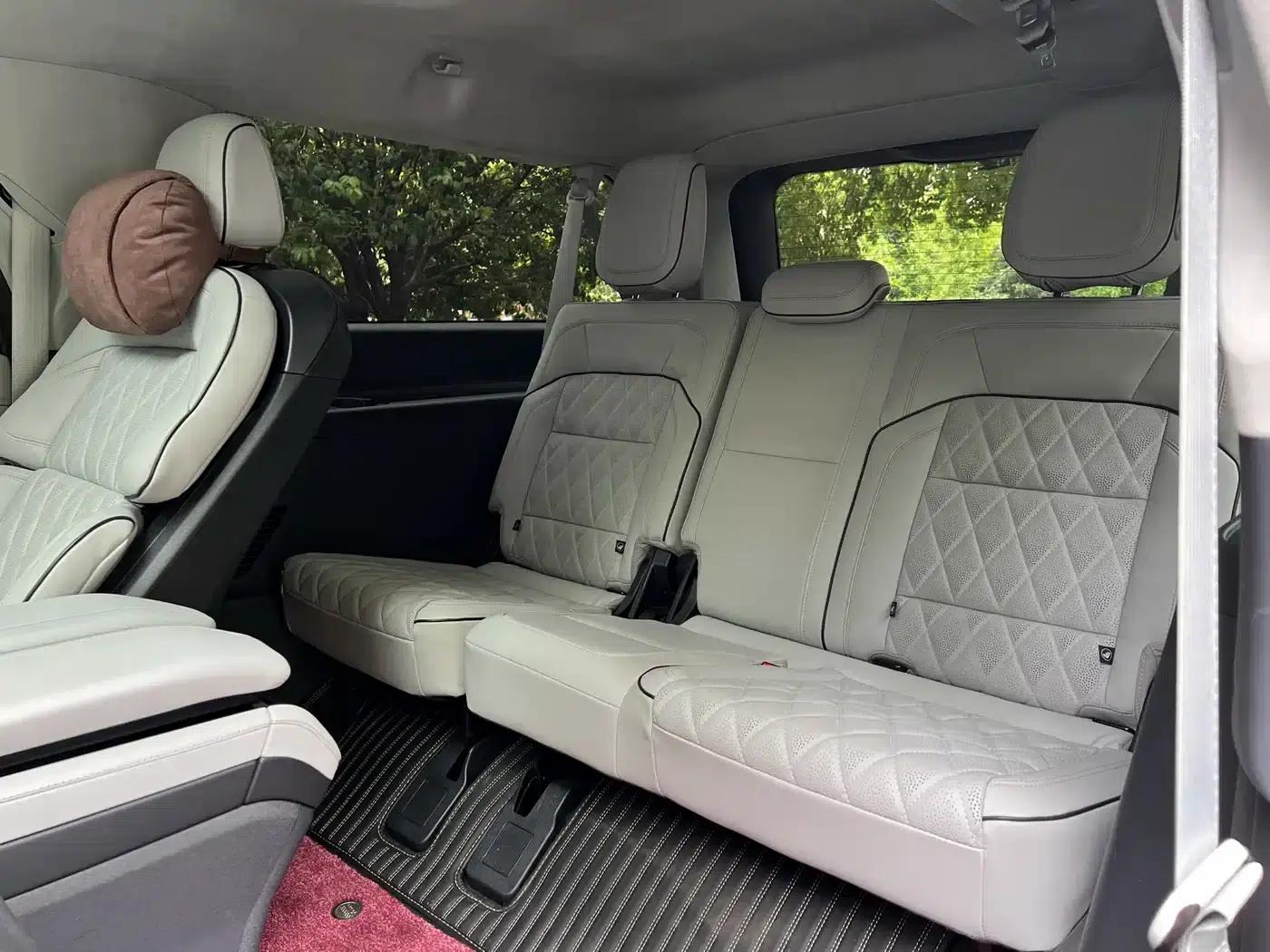 2025 Navigator 3.5T Extended Presidential Edition — миниатюра 14
