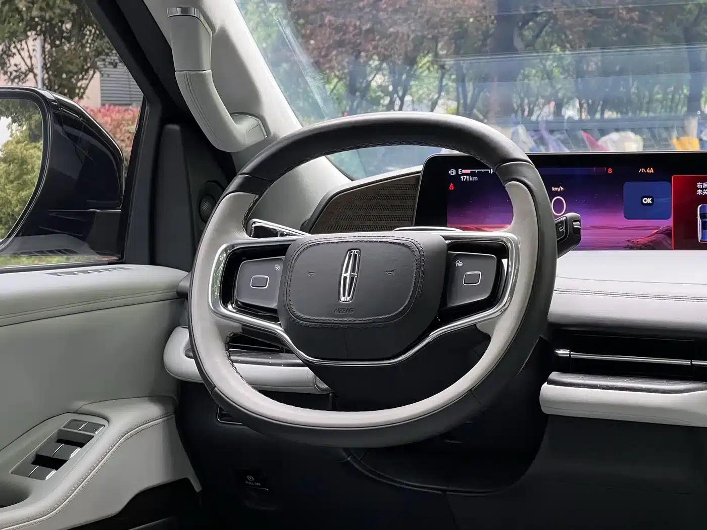 2025 Navigator 3.5T Extended Presidential Edition — миниатюра 18