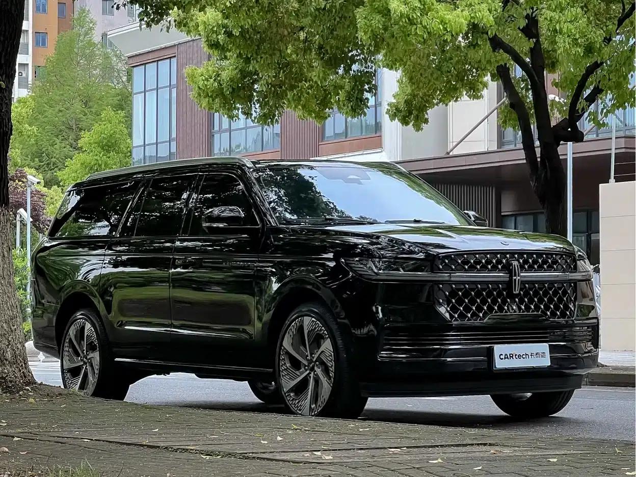 2025 Navigator 3.5T Extended Presidential Edition — миниатюра 3