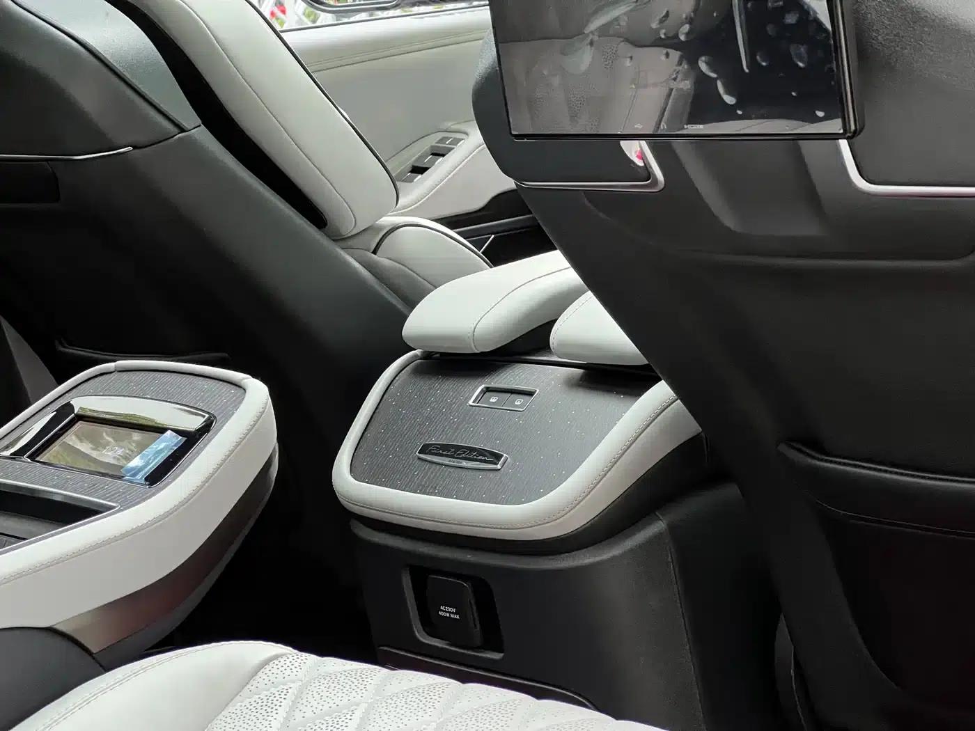 2025 Navigator 3.5T Extended Presidential Edition — миниатюра 23