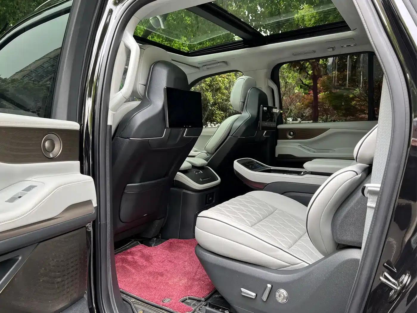 2025 Navigator 3.5T Extended Presidential Edition — миниатюра 25