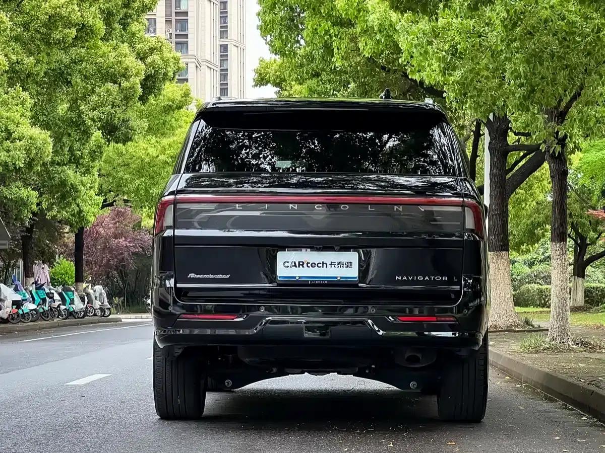 2025 Navigator 3.5T Extended Presidential Edition — миниатюра 4