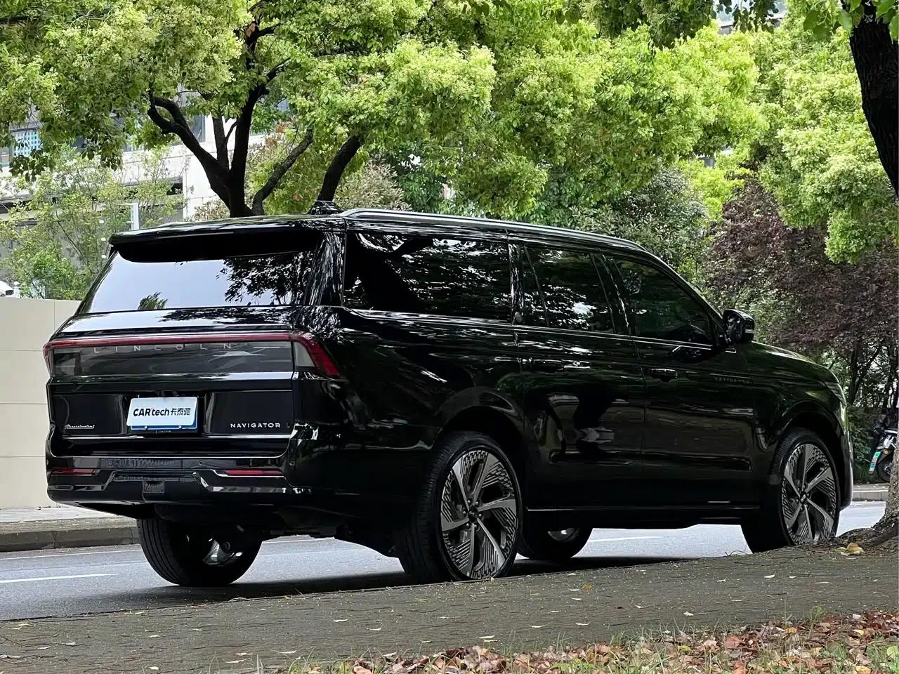 2025 Navigator 3.5T Extended Presidential Edition — миниатюра 5