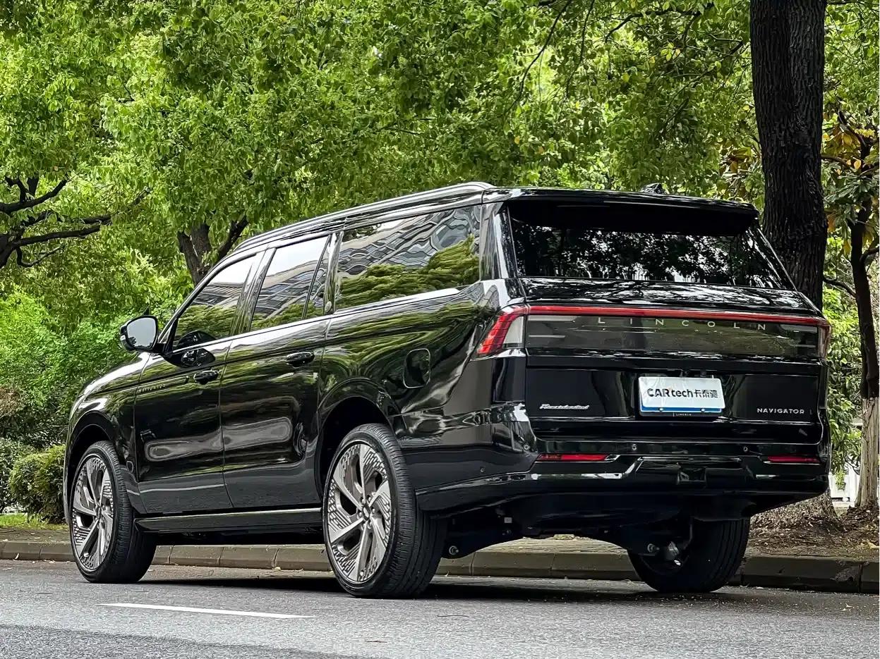 2025 Navigator 3.5T Extended Presidential Edition — миниатюра 6