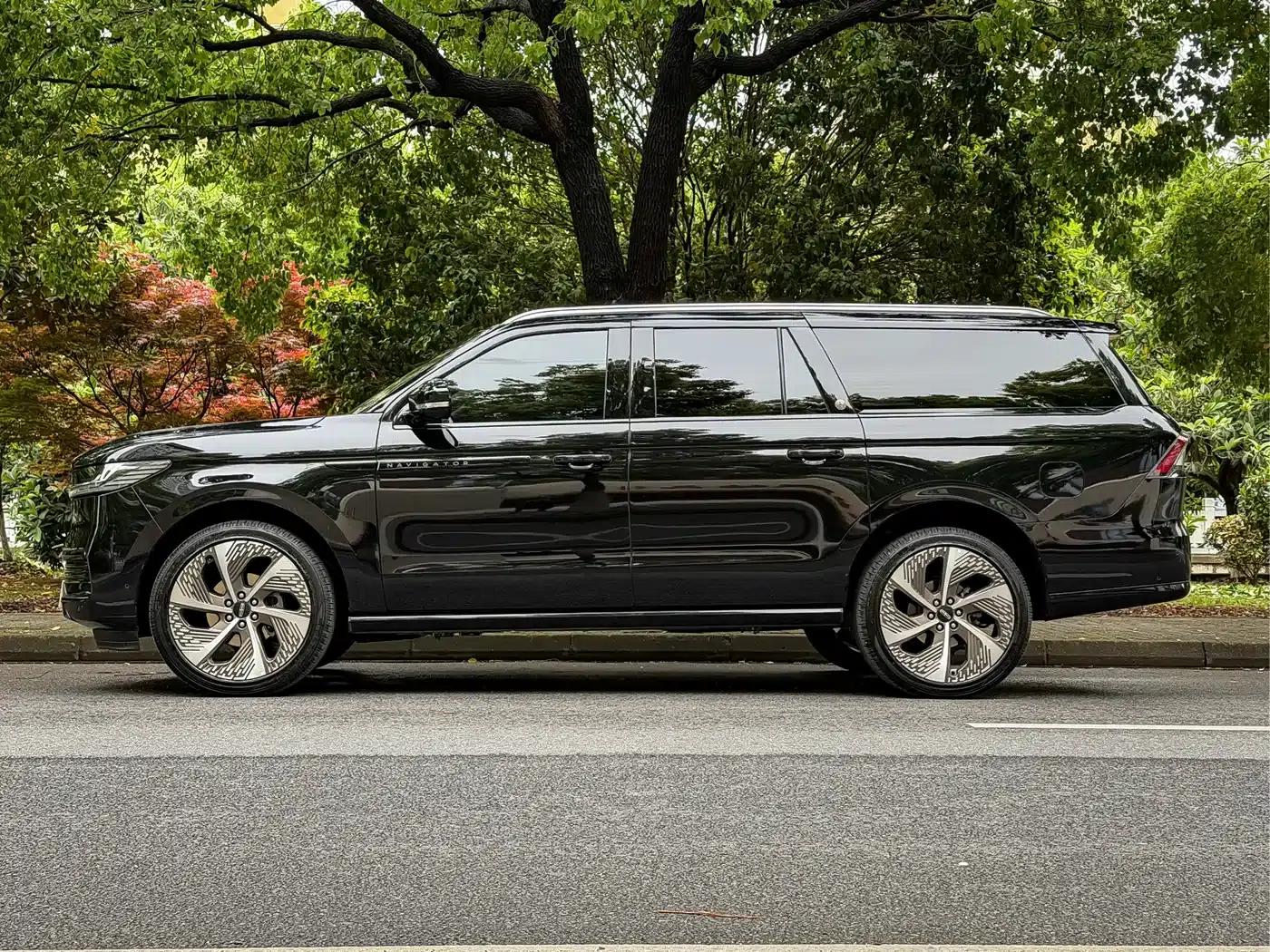 2025 Navigator 3.5T Extended Presidential Edition — миниатюра 7
