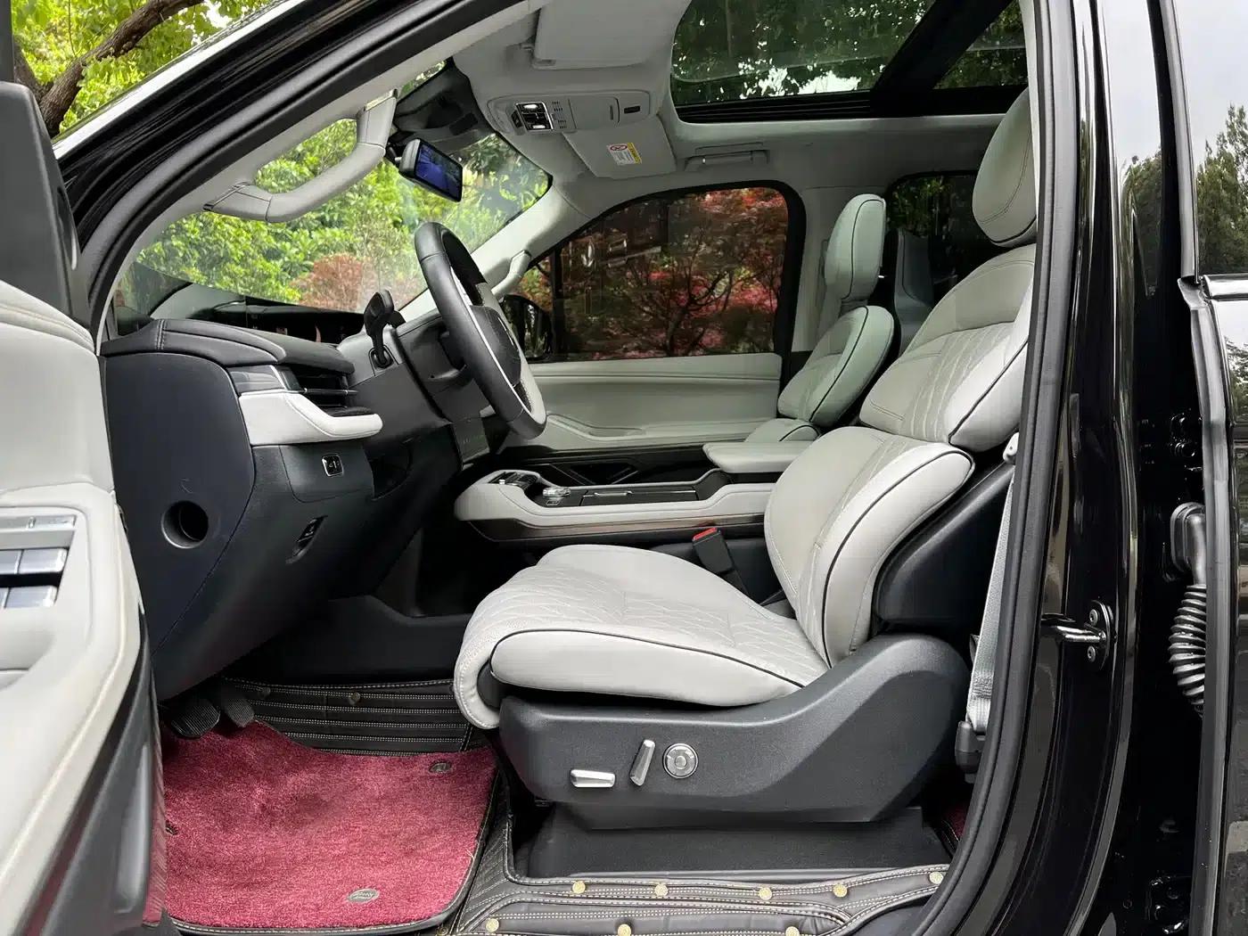 2025 Navigator 3.5T Extended Presidential Edition — миниатюра 8