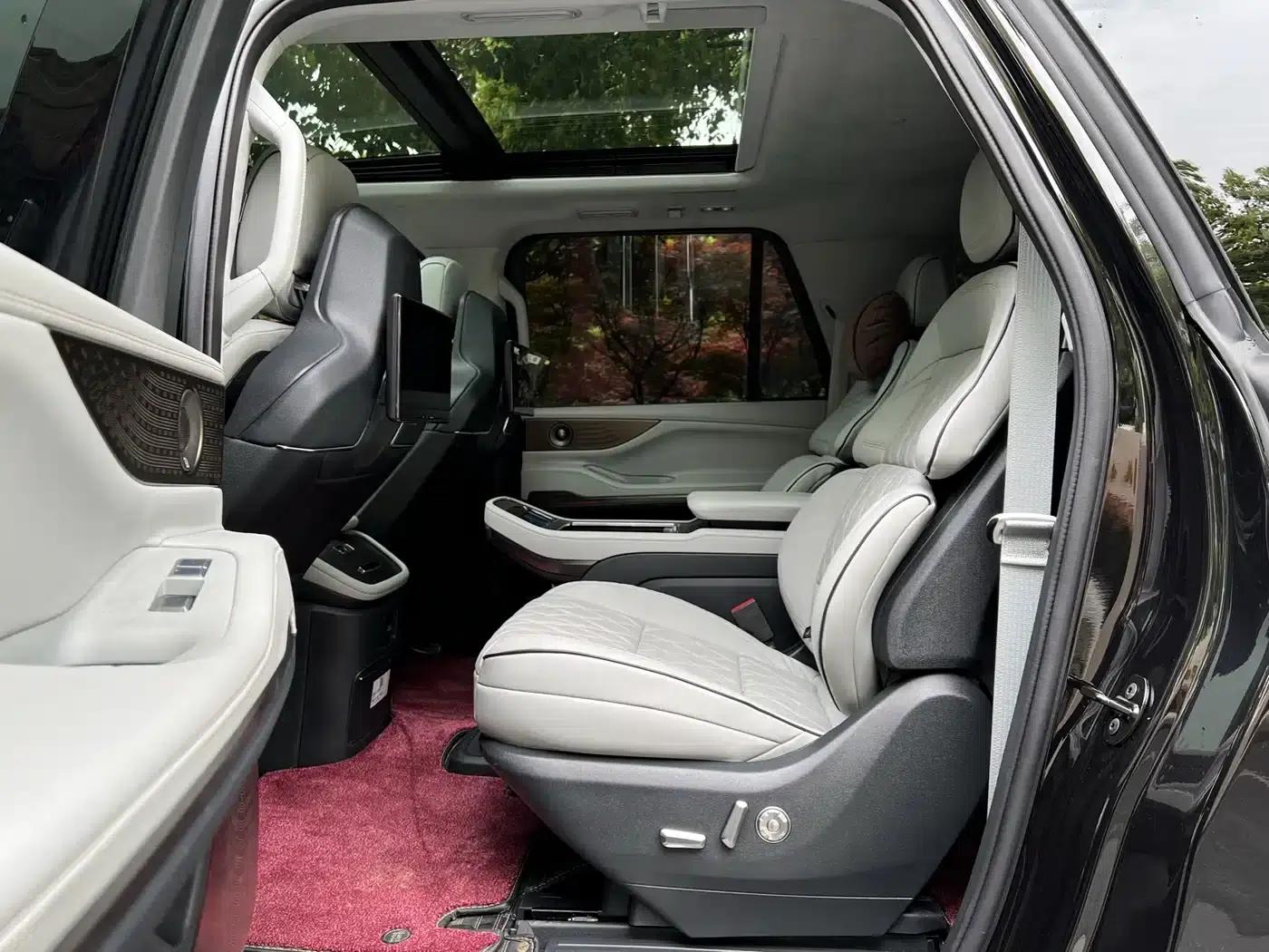 2025 Navigator 3.5T Extended Presidential Edition — миниатюра 9