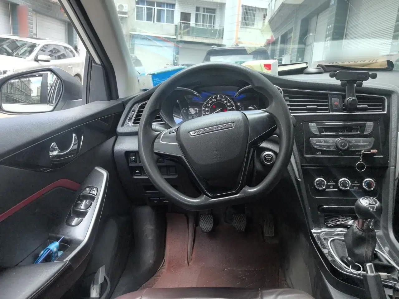 Venucia D60 2019 1.6L XE Manual Comfort Edition — миниатюра 11