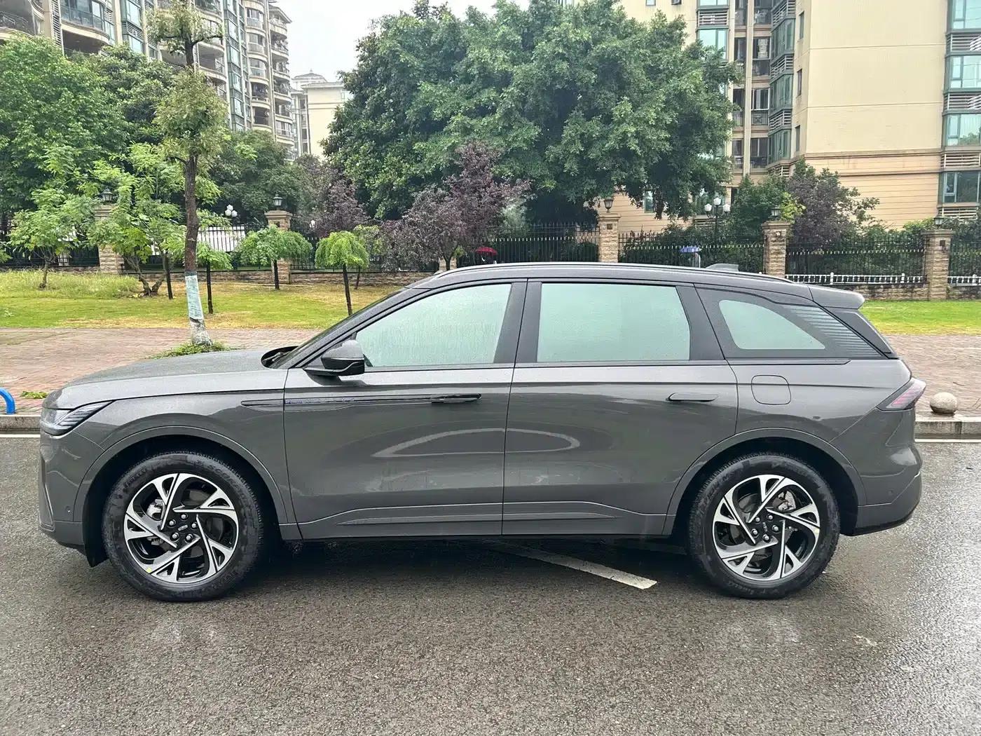 Navigator 2025 Facelift 2.0T AWD Premium Hybrid — миниатюра 4