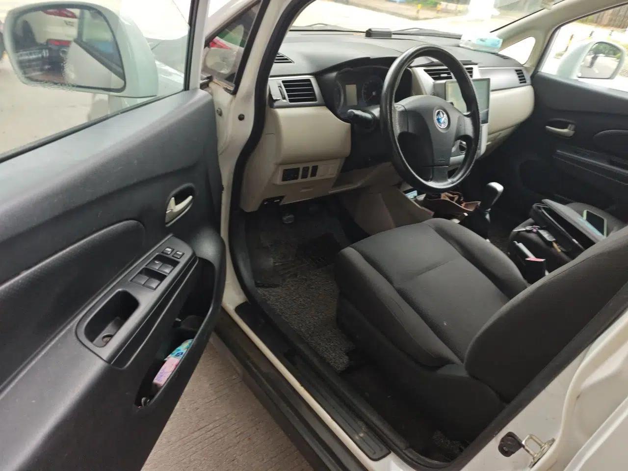 Venucia R50 2015 1.6L Manual Fashion Edition — миниатюра 17