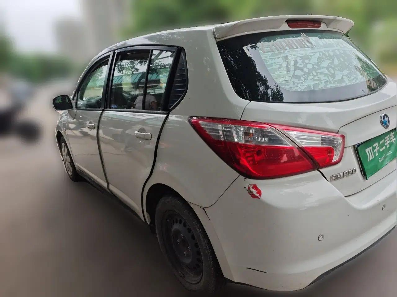 Venucia R50 2015 1.6L Manual Fashion Edition — миниатюра 4