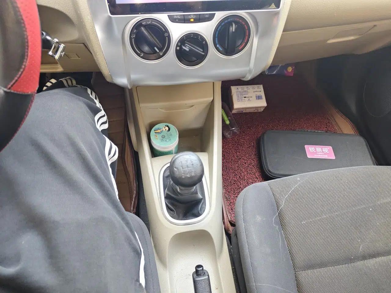Venucia R50 2013 1.6L Manual Fashion Edition — миниатюра 15