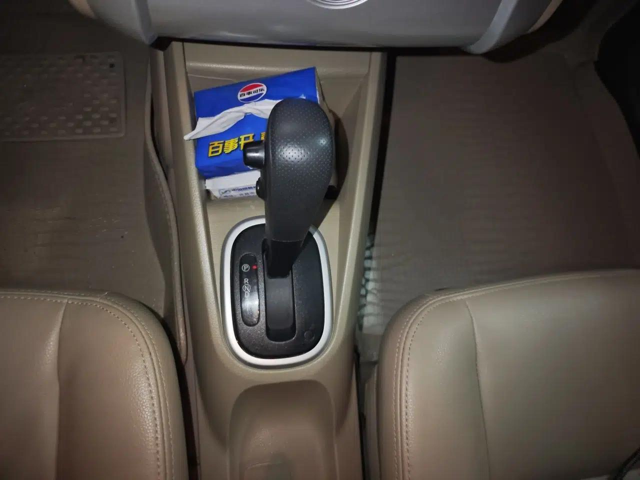 Venucia R50 2012 1.6L Automatic Prestige Edition — миниатюра 15