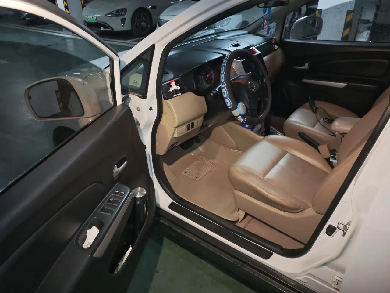 Venucia R50 2012 1.6L Automatic Prestige Edition — миниатюра 17