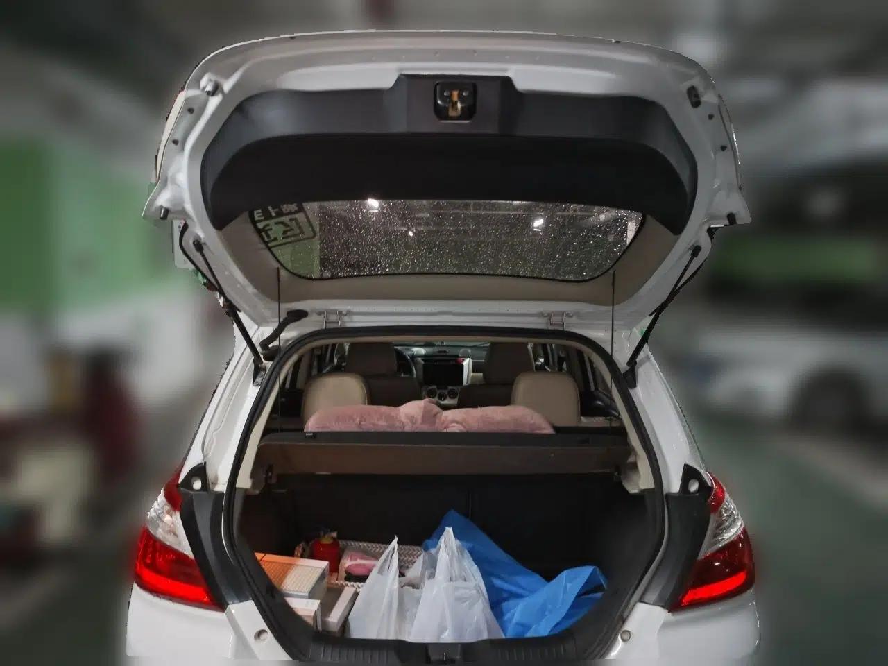 Venucia R50 2012 1.6L Automatic Prestige Edition — миниатюра 20