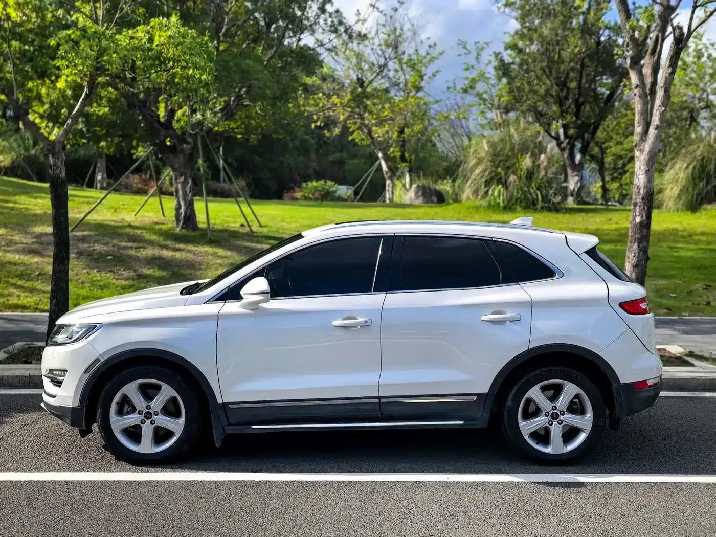 Lincoln MKC 2017 2.0T Two-Wheel Drive Premium Edition — миниатюра 3