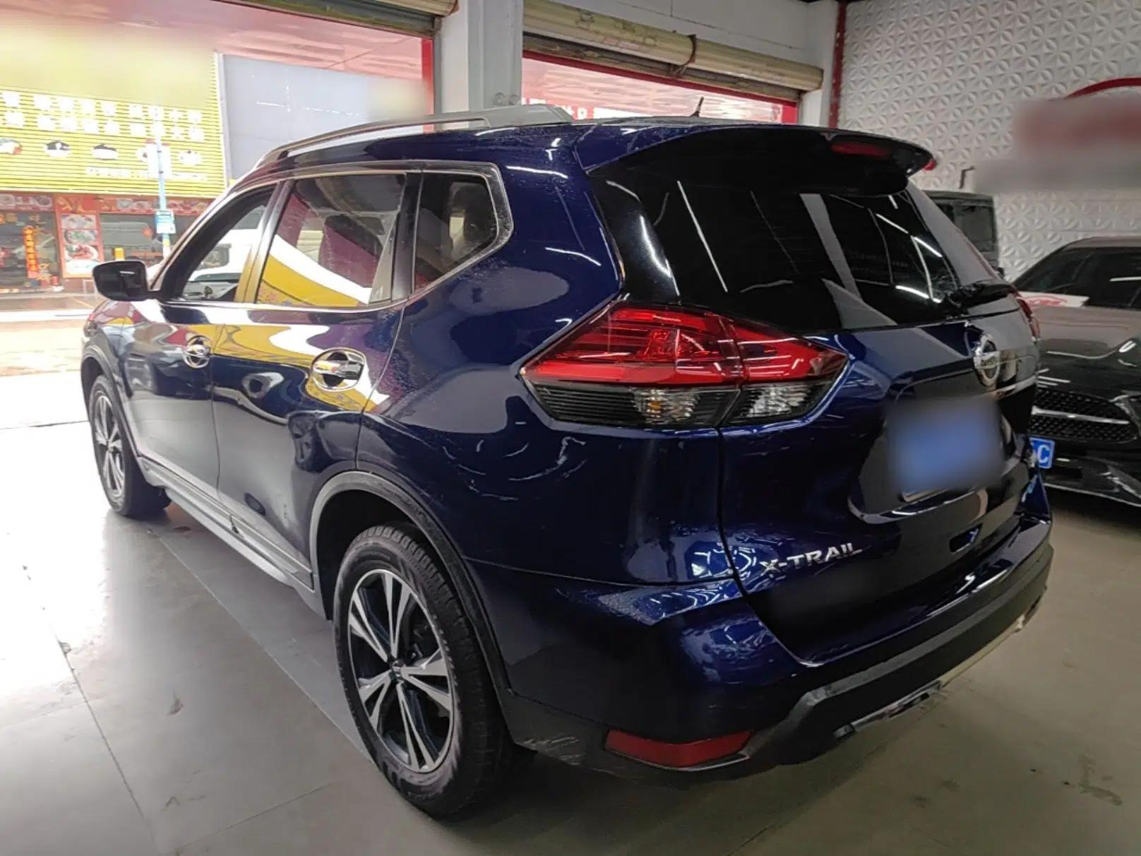 Nissan X-Trail 2017 2.5L CVT 7-Seater Leading Edition 4WD — миниатюра 4