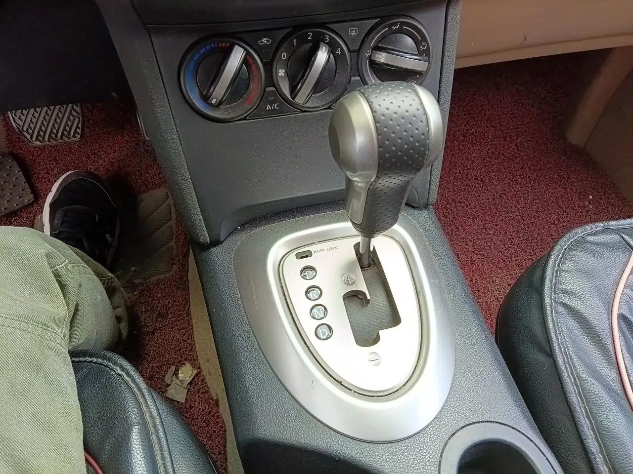 Nissan Qashqai 2012 2.0 XL Fire CVT 2WD — миниатюра 15