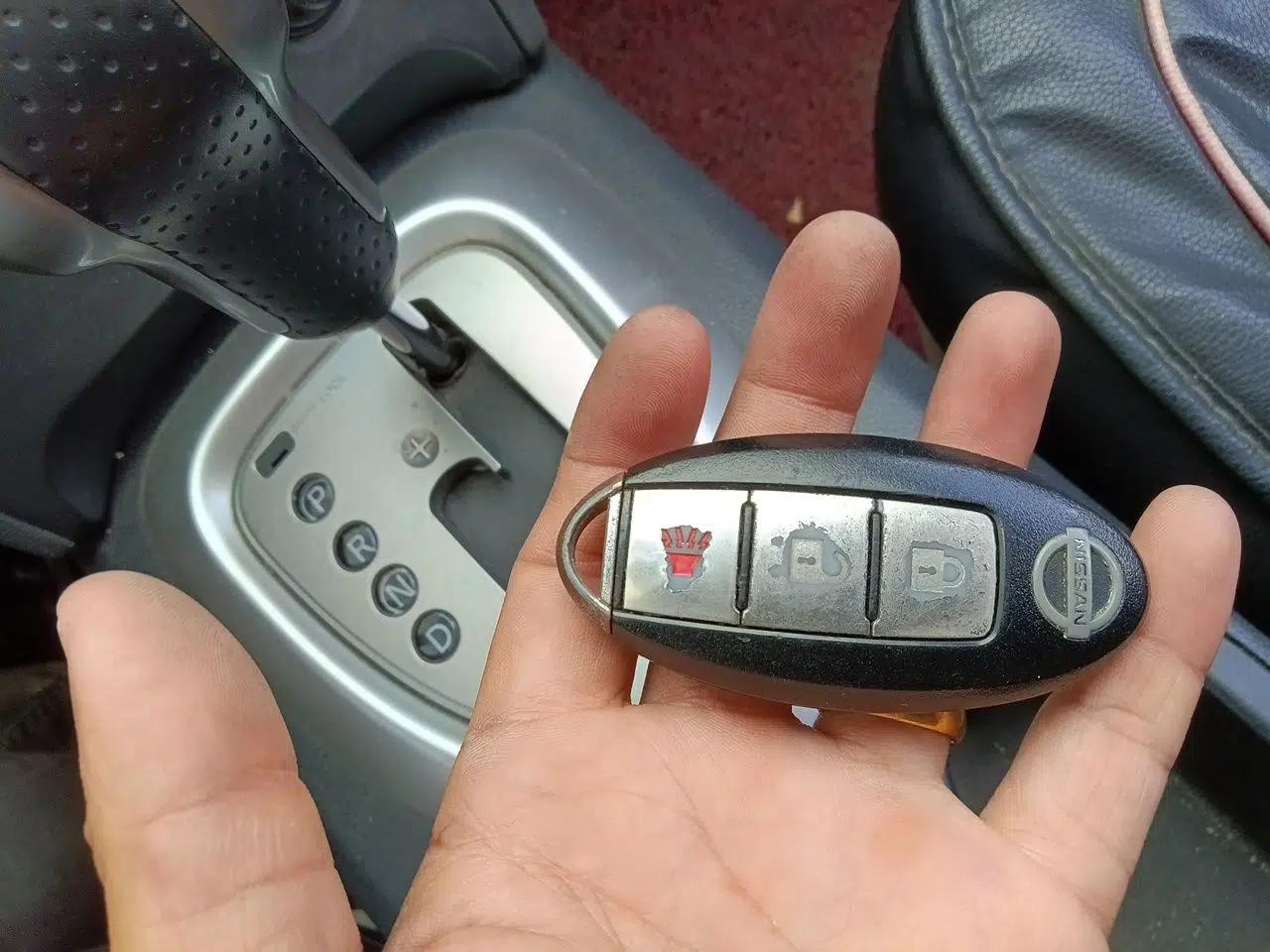 Nissan Qashqai 2012 2.0 XL Fire CVT 2WD — миниатюра 9