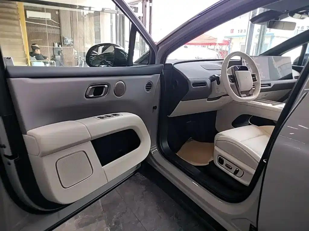 Li Auto i6 2025 Two-Wheel Drive Standard Edition — миниатюра 16