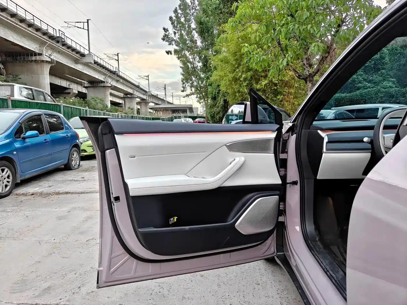 L60 2024 Model 85kWh Rear-Wheel Drive — миниатюра 15