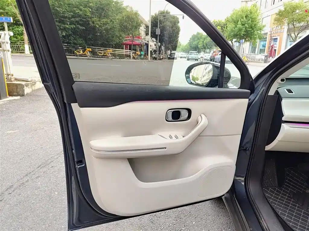 Leapmotor C16 2024 Range Extended 200 Premium Edition — миниатюра 6