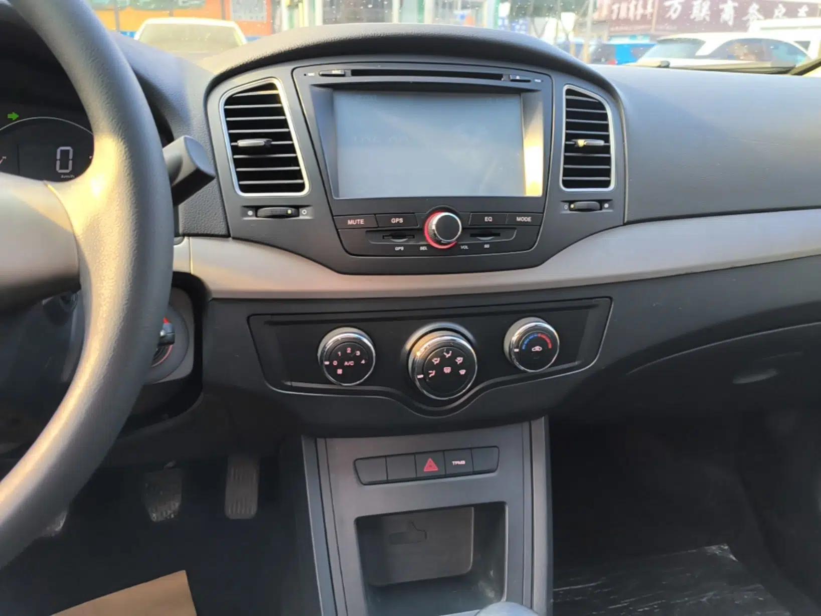 Roewe 350 2015 1.5L Manual Luxury Sunroof Edition — миниатюра 15