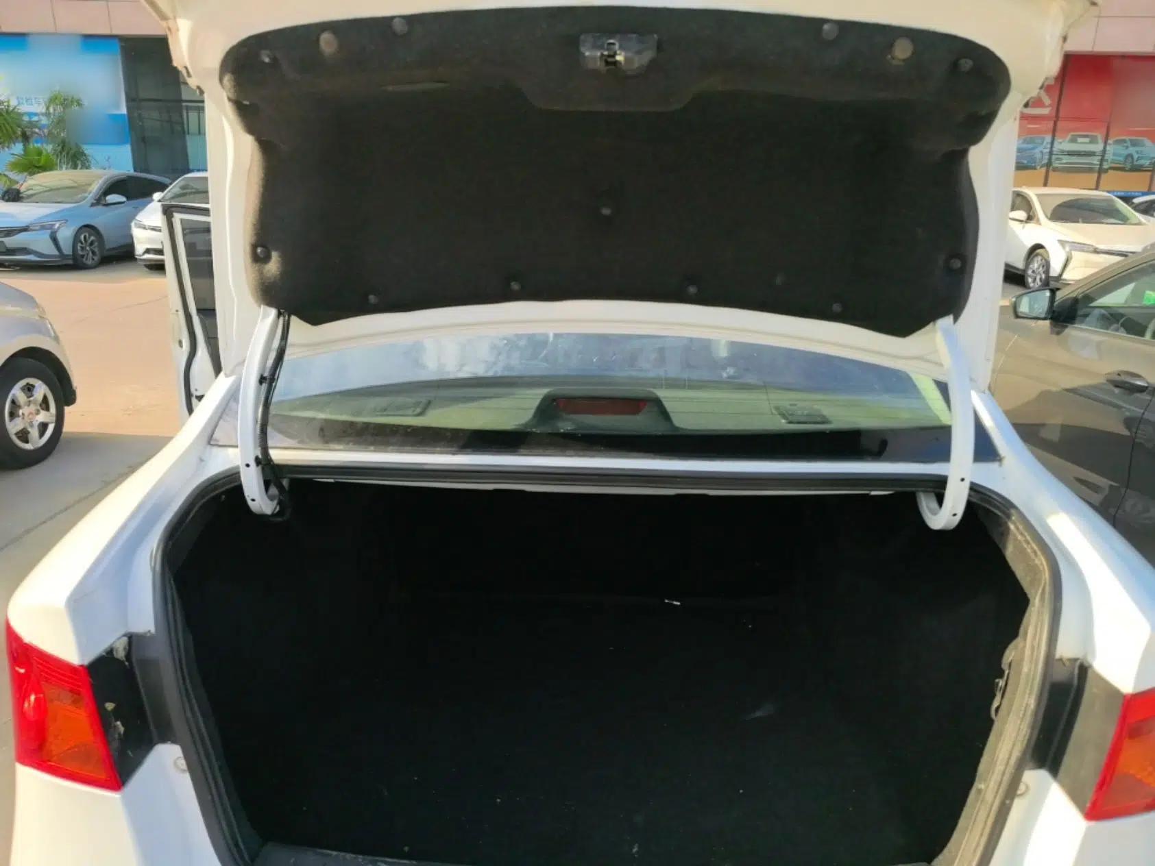 Roewe 350 2015 1.5L Manual Luxury Sunroof Edition — миниатюра 21