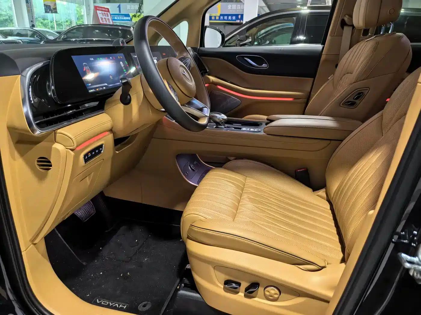 Voyah Dreamer 2024 PHEV Extended Range Premium Edition — миниатюра 4