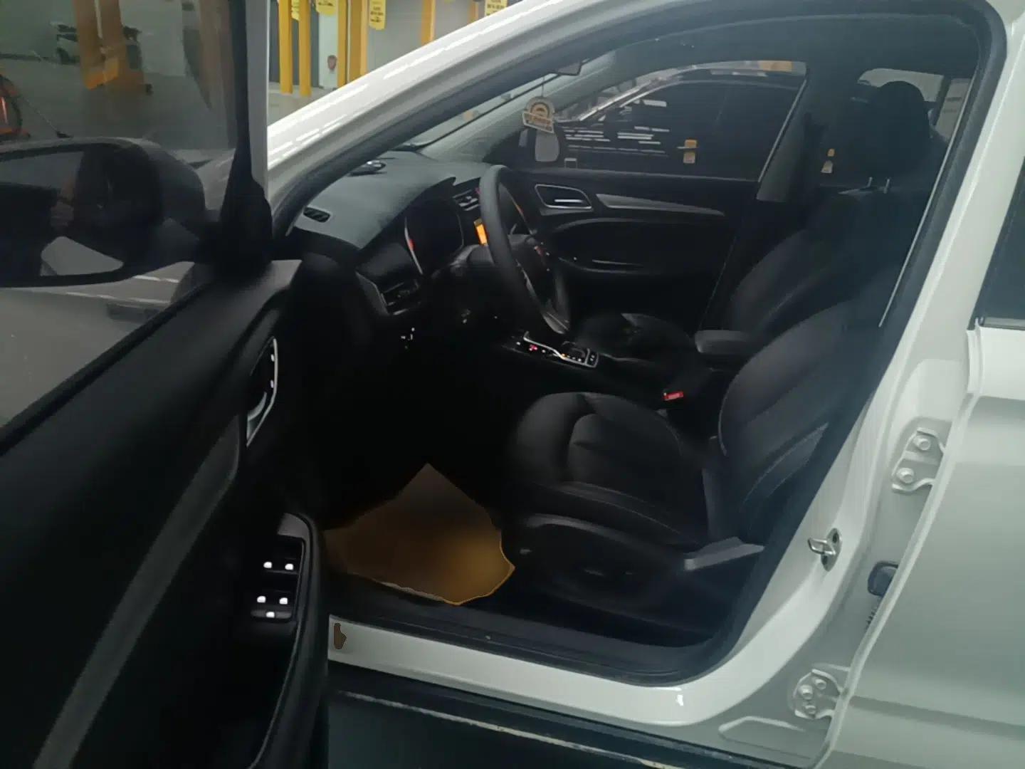 Roewe RX3 2020 1.6L CVT 4G Connected Ultra-Cool Flagship Edition — миниатюра 18