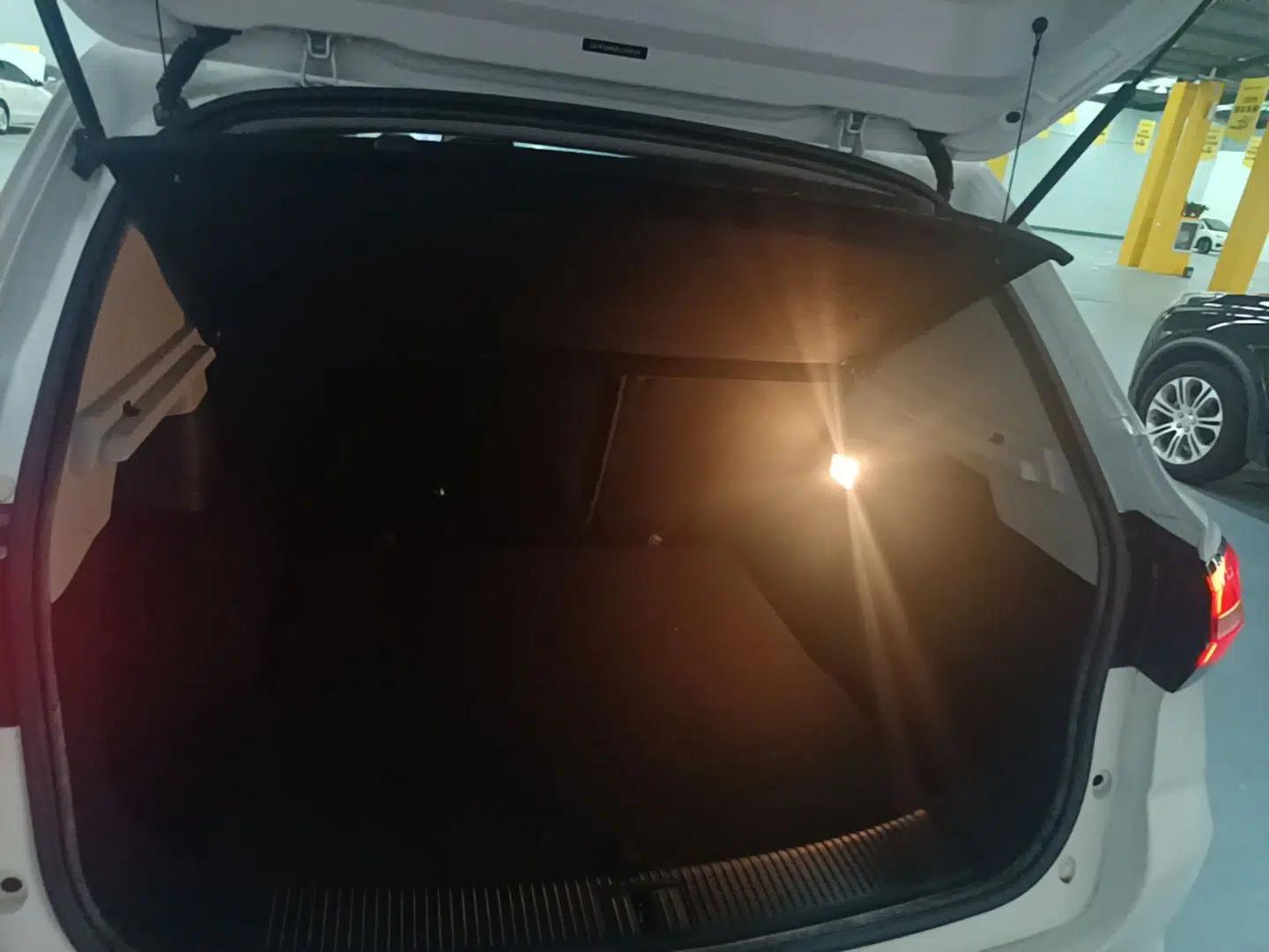 Roewe RX3 2020 1.6L CVT 4G Connected Ultra-Cool Flagship Edition — миниатюра 22