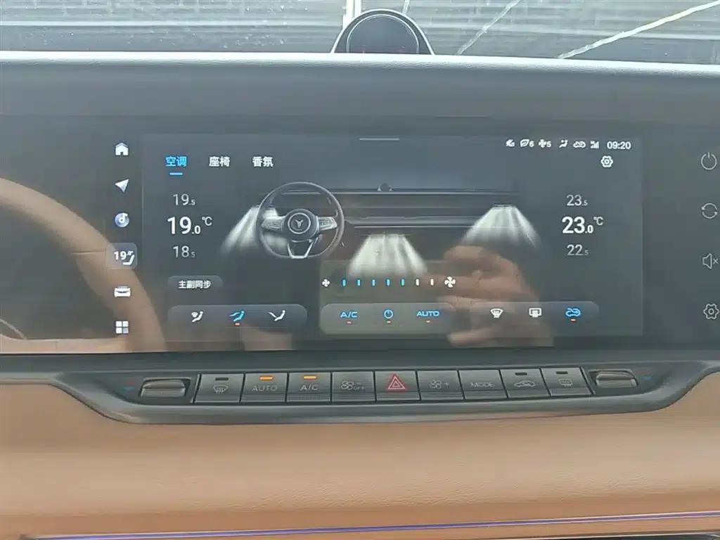 Voyah FREE 2021 AWD Standard Range Extender Exclusive Luxury Package — миниатюра 13