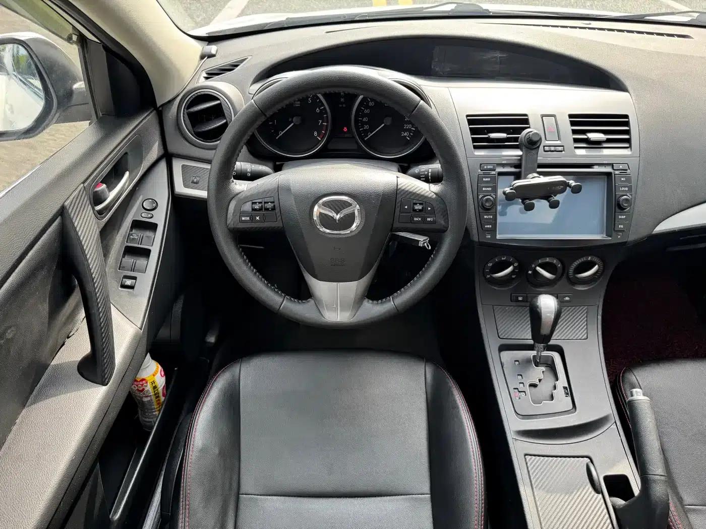 Mazda 3 Axela 2013 Sedan 1.6L Automatic Elite — миниатюра 14