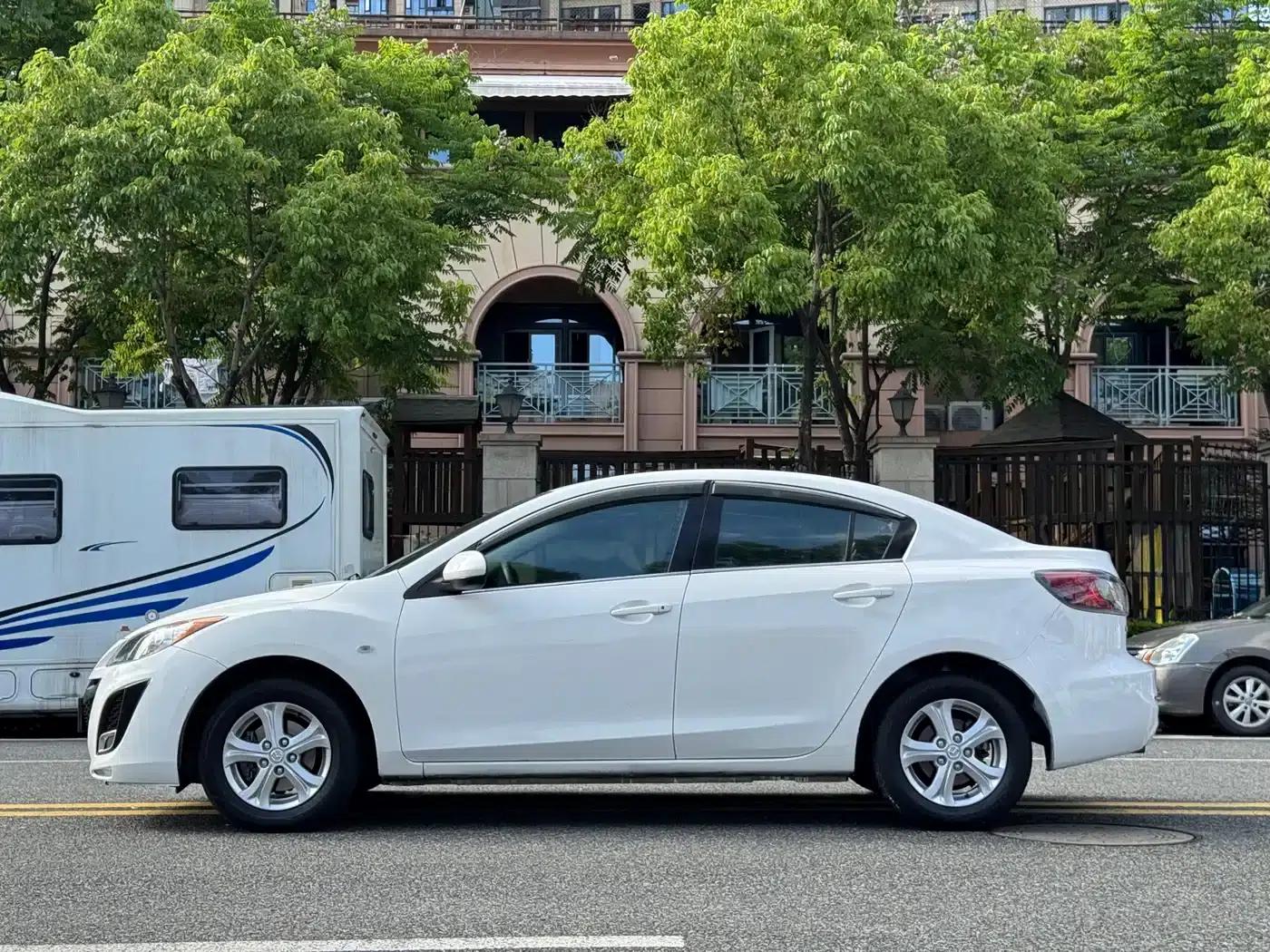 Mazda 3 Axela 2013 Sedan 1.6L Automatic Elite — миниатюра 16