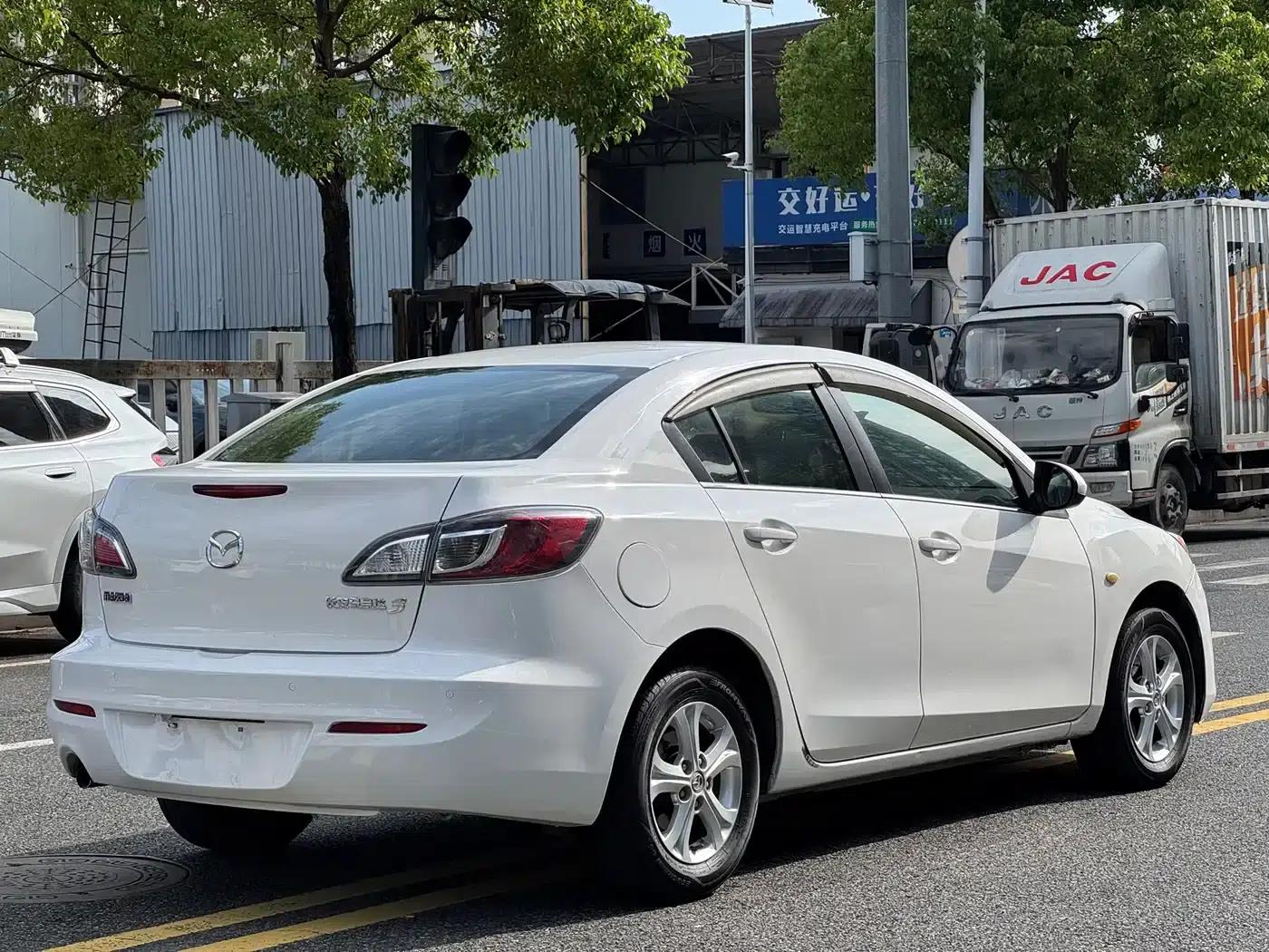 Mazda 3 Axela 2013 Sedan 1.6L Automatic Elite — миниатюра 4
