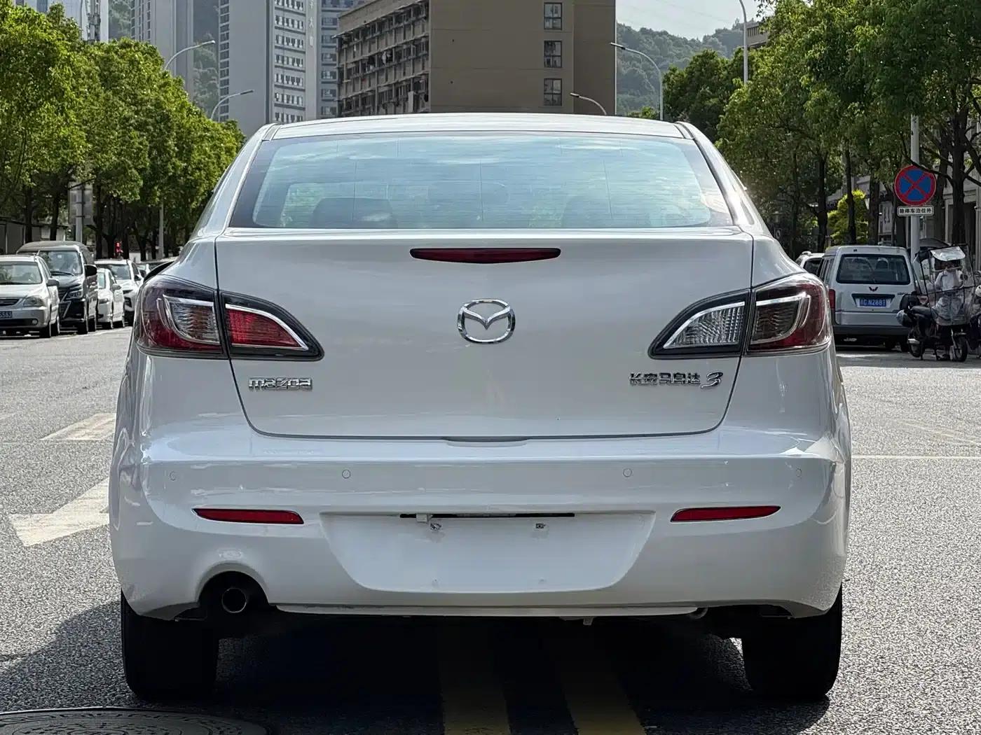 Mazda 3 Axela 2013 Sedan 1.6L Automatic Elite — миниатюра 5