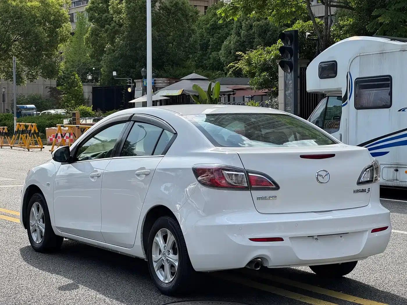 Mazda 3 Axela 2013 Sedan 1.6L Automatic Elite — миниатюра 6